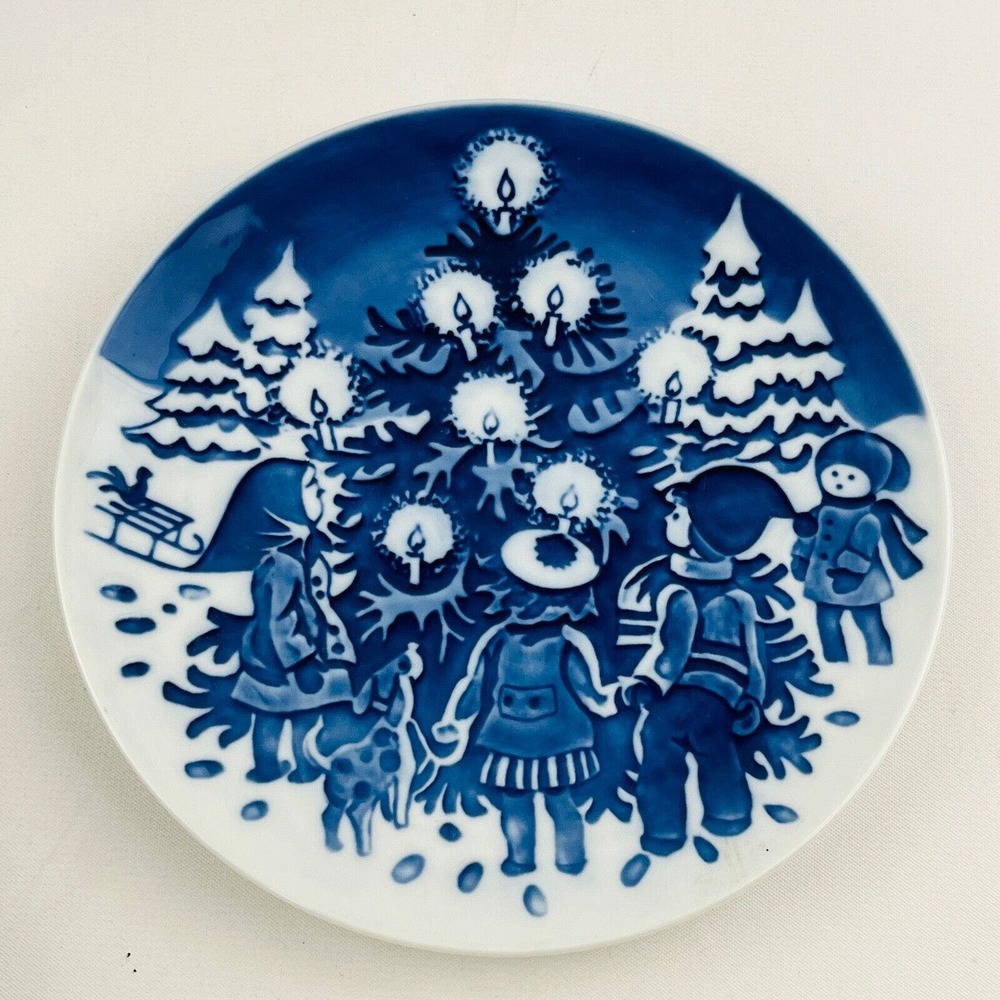 Royal Copenhagen‎ Dancing Around The Christmas Tree Plate 1998 First Day Issue